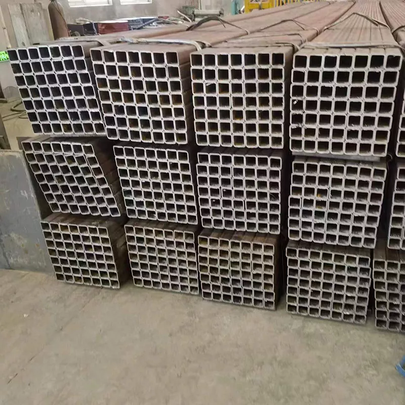 Tykt sort rektangulært rør